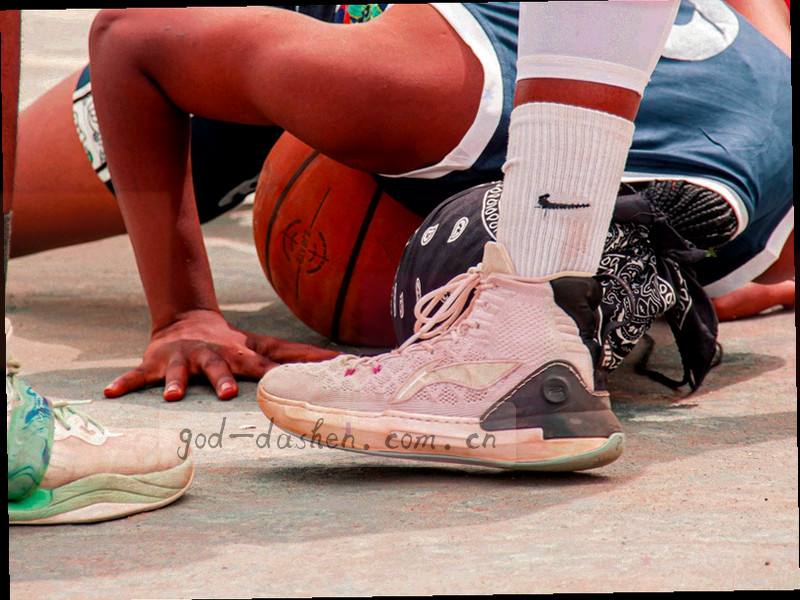 卡牌边缘与铜质筹码叠压的微距特写，浅景深，暖光反射